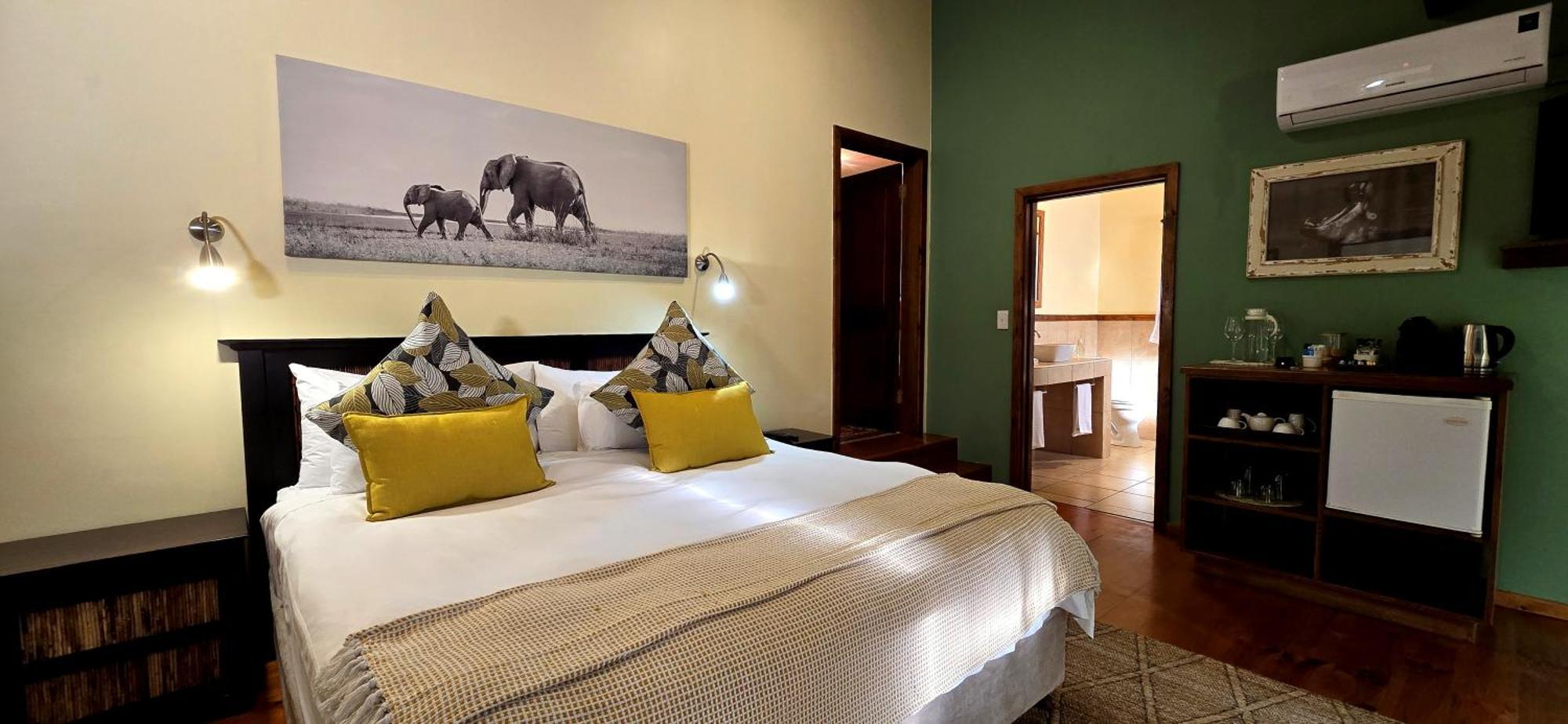 Elephant Hide Of Knysna Guest Lodge Exterior photo